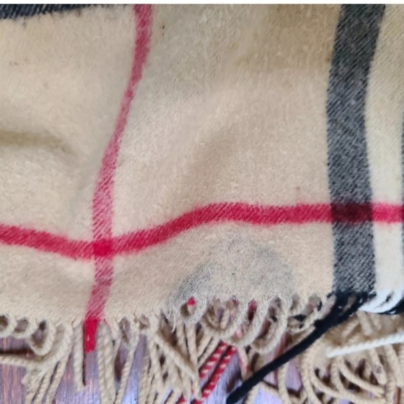 Burberry 100% Lambswool Oversized wrap shawl made in Scotland Retail $1150 - Picture 9 of 10